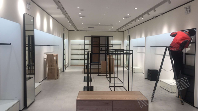 泰山路樁子尚品服裝展柜