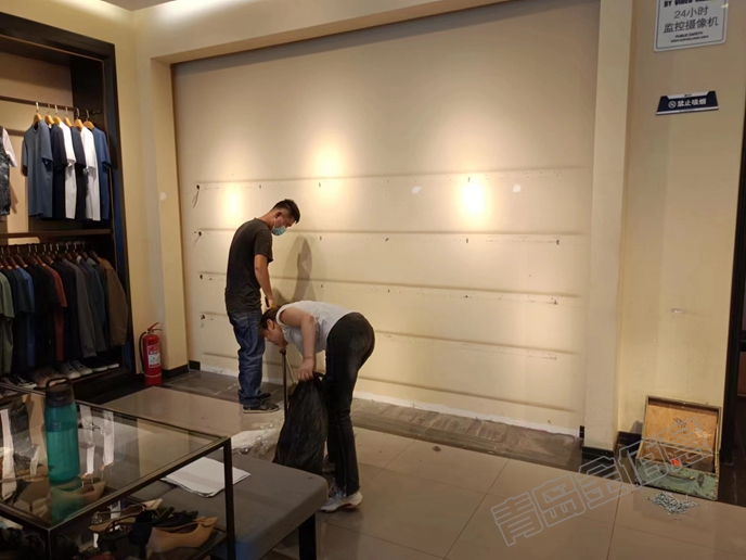 簡(jiǎn)約的服裝展柜